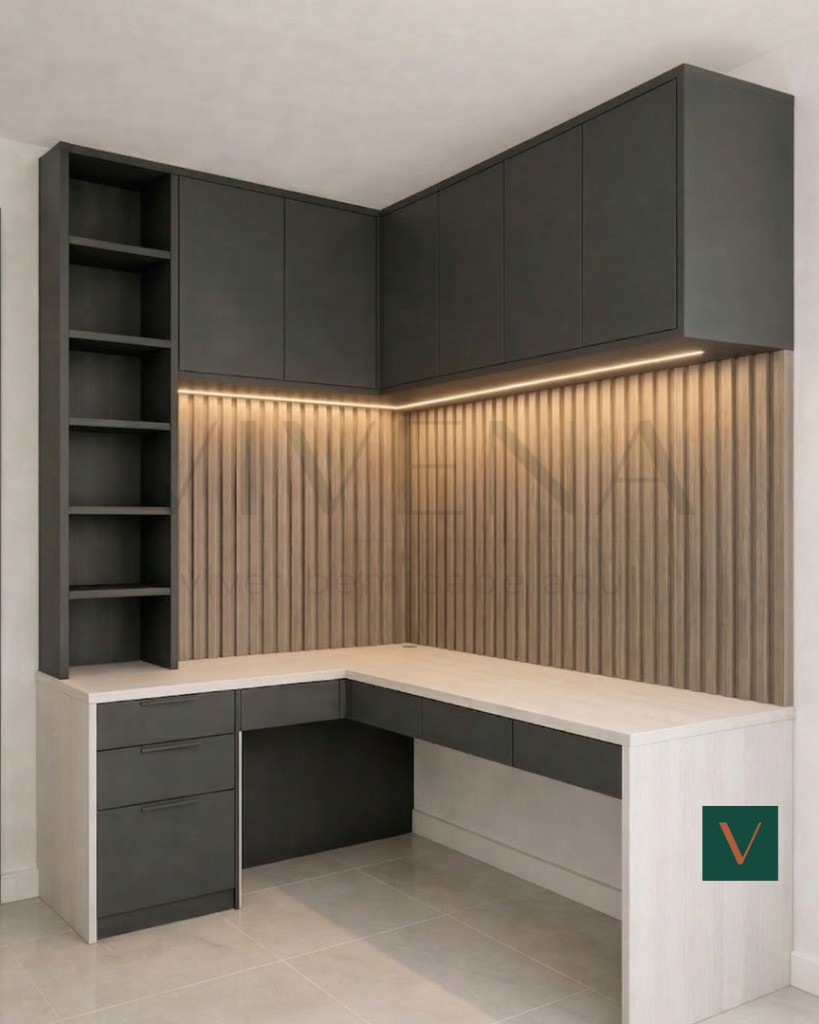 Cozinha planejada com armários em madeira clara e branco, bancada clara e iluminação discreta.